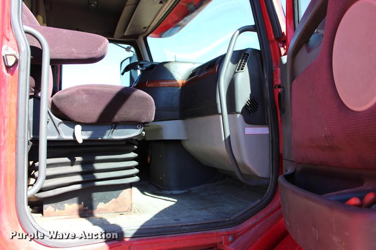 image for item L3020 2005 Volvo VNL semi truck