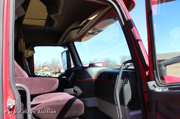 image for item L3020 2005 Volvo VNL semi truck