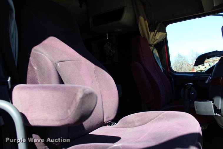 image for item L3020 2005 Volvo VNL semi truck