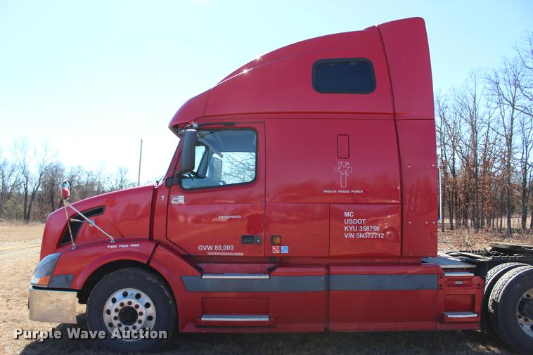 image for item L3020 2005 Volvo VNL semi truck