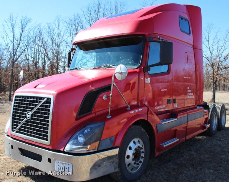 image for item L3020 2005 Volvo VNL semi truck