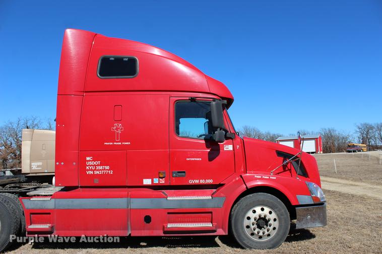 image for item L3020 2005 Volvo VNL semi truck