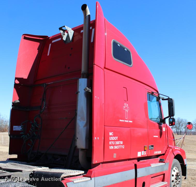 image for item L3020 2005 Volvo VNL semi truck