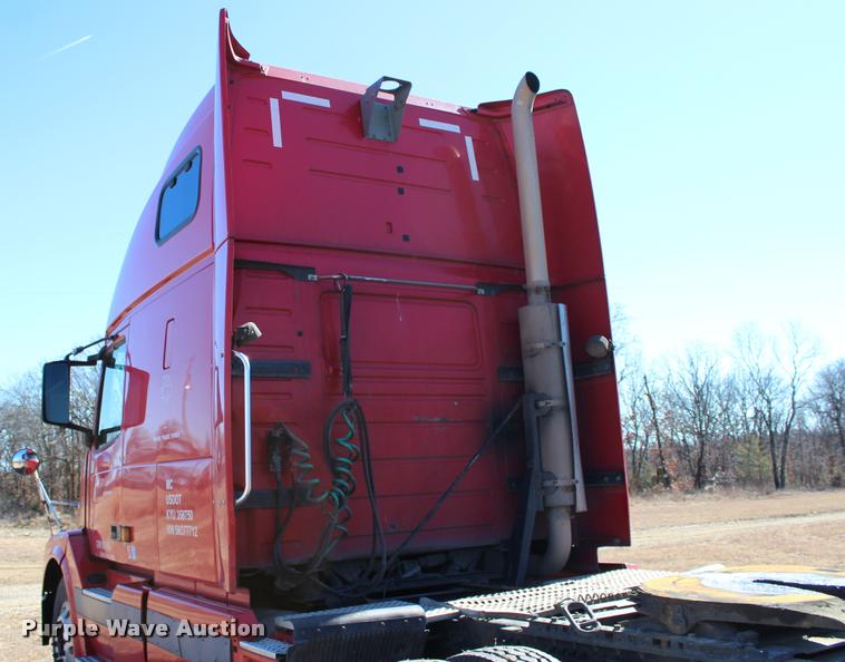 image for item L3020 2005 Volvo VNL semi truck