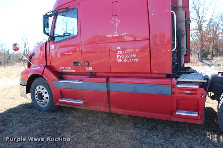 image for item L3020 2005 Volvo VNL semi truck