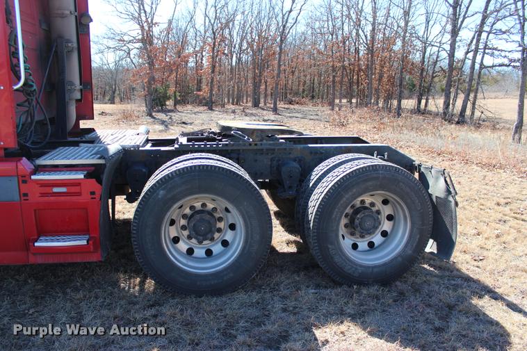 image for item L3020 2005 Volvo VNL semi truck