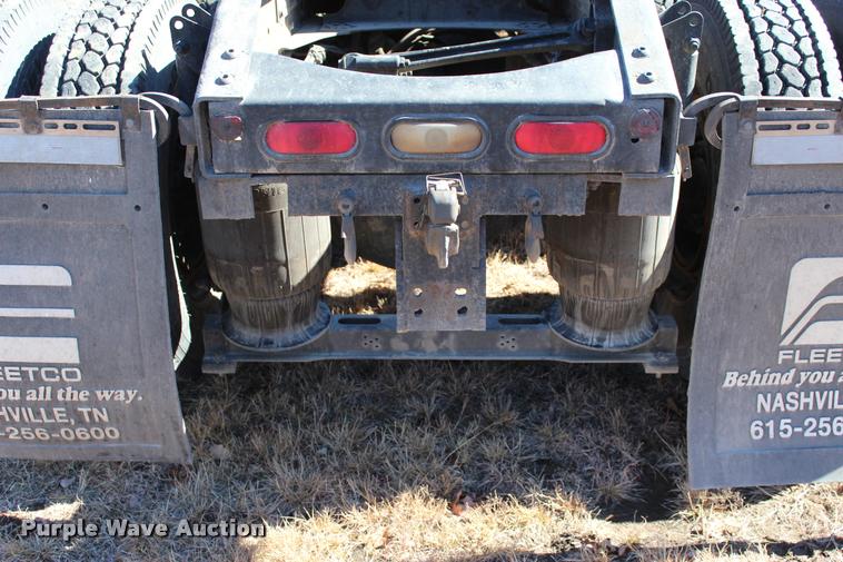 image for item L3020 2005 Volvo VNL semi truck