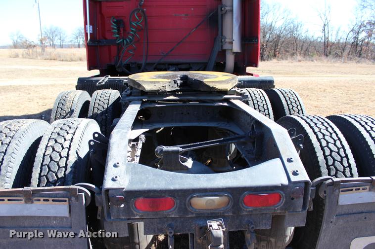 image for item L3020 2005 Volvo VNL semi truck