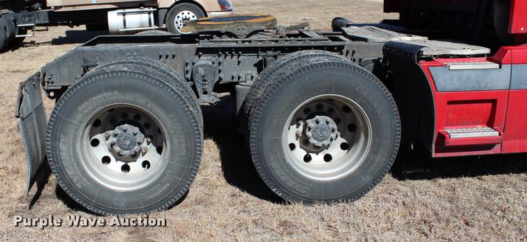 image for item L3020 2005 Volvo VNL semi truck