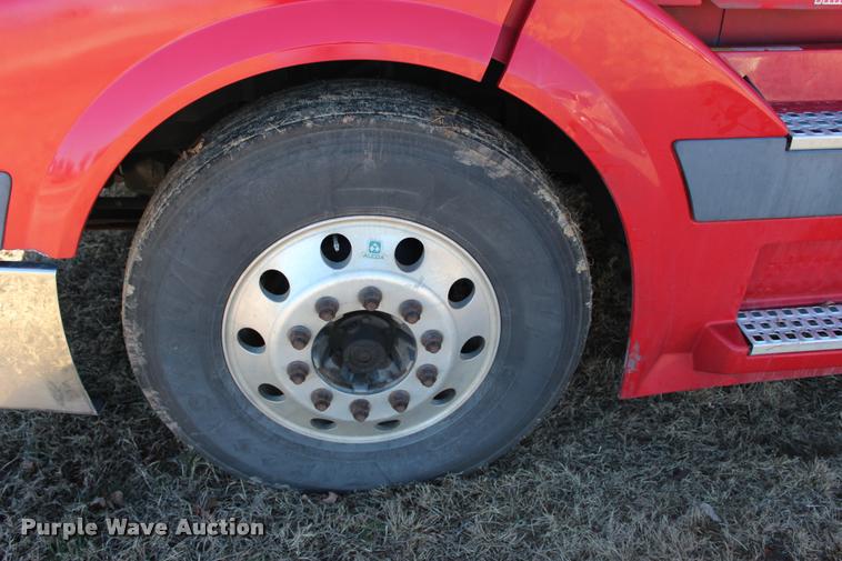 image for item L3020 2005 Volvo VNL semi truck