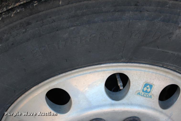 image for item L3020 2005 Volvo VNL semi truck