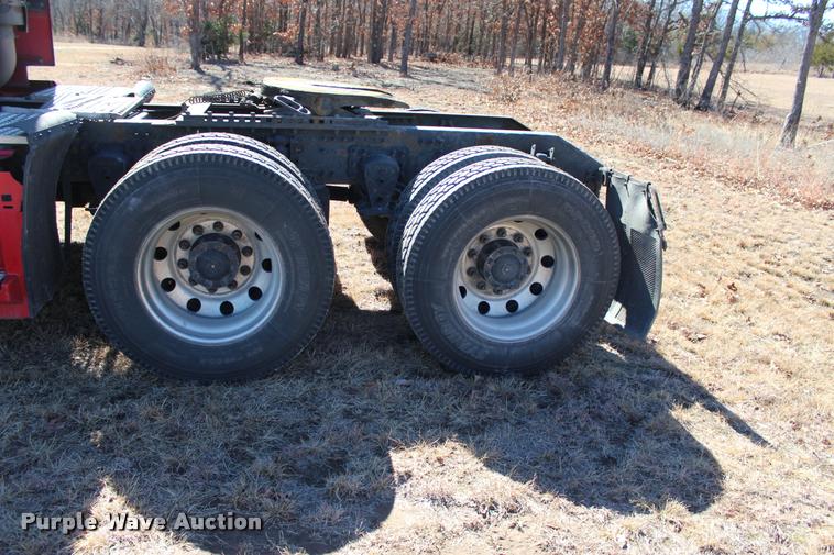 image for item L3020 2005 Volvo VNL semi truck