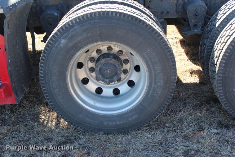 image for item L3020 2005 Volvo VNL semi truck