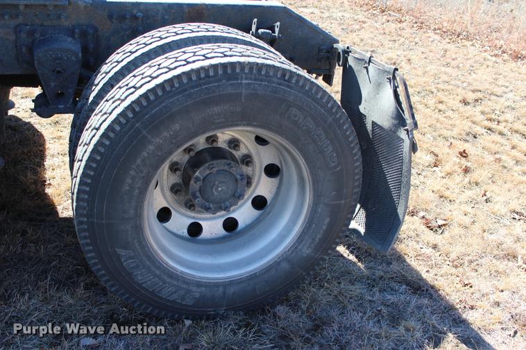 image for item L3020 2005 Volvo VNL semi truck