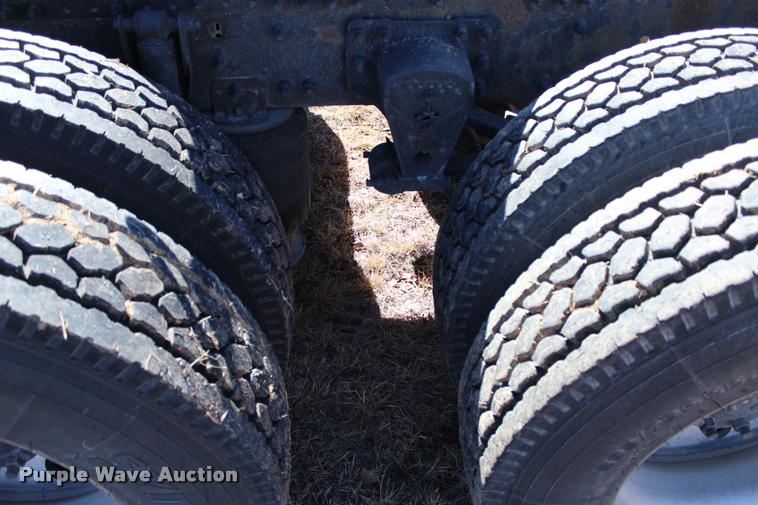 image for item L3020 2005 Volvo VNL semi truck