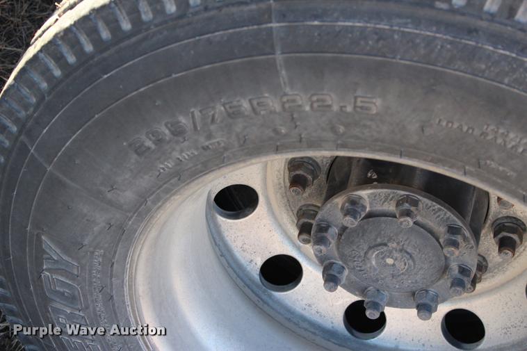 image for item L3020 2005 Volvo VNL semi truck