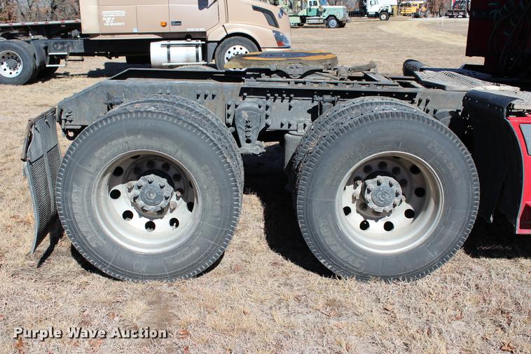 image for item L3020 2005 Volvo VNL semi truck