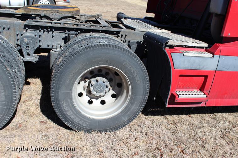 image for item L3020 2005 Volvo VNL semi truck