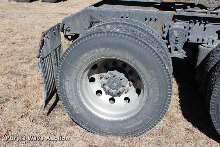 image for item L3020 2005 Volvo VNL semi truck