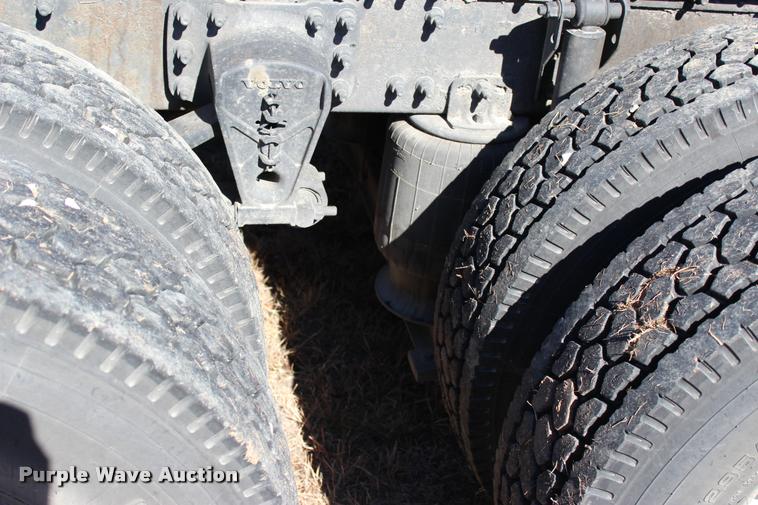 image for item L3020 2005 Volvo VNL semi truck