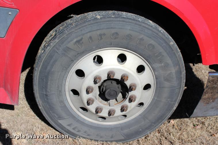 image for item L3020 2005 Volvo VNL semi truck