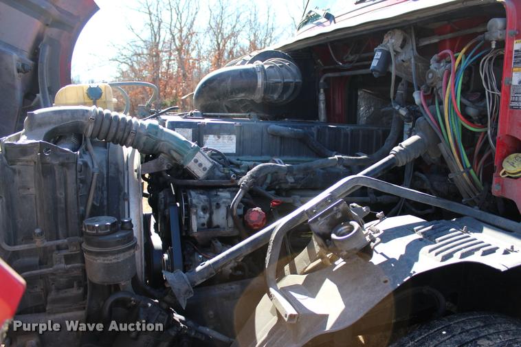 image for item L3020 2005 Volvo VNL semi truck