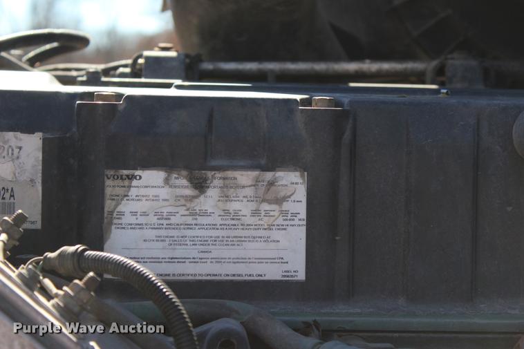 image for item L3020 2005 Volvo VNL semi truck