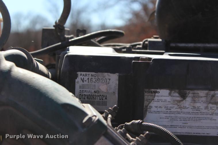 image for item L3020 2005 Volvo VNL semi truck
