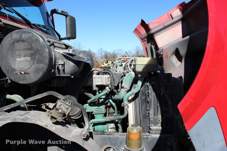 image for item L3020 2005 Volvo VNL semi truck