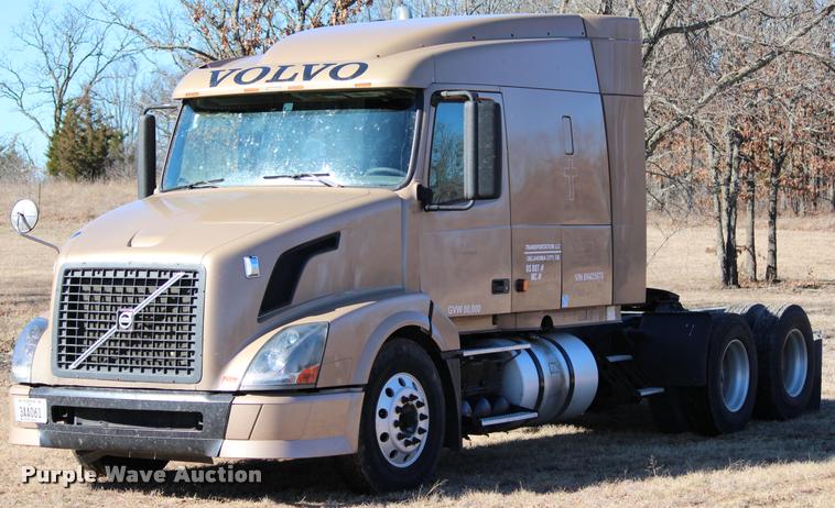 image for item L3021 2006 Volvo VNL semi truck