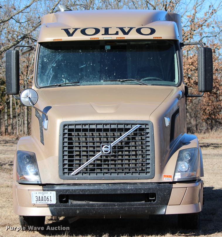 image for item L3021 2006 Volvo VNL semi truck