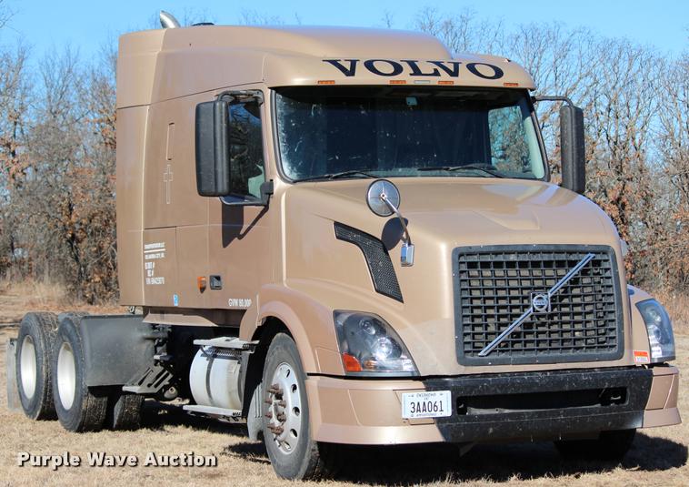 image for item L3021 2006 Volvo VNL semi truck