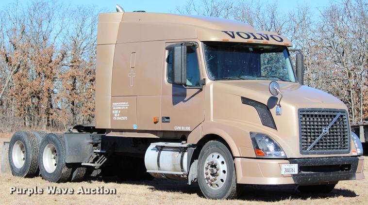 image for item L3021 2006 Volvo VNL semi truck