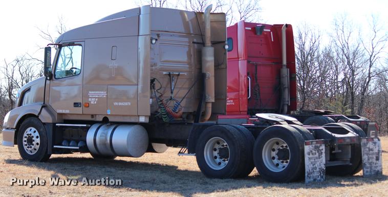 image for item L3021 2006 Volvo VNL semi truck