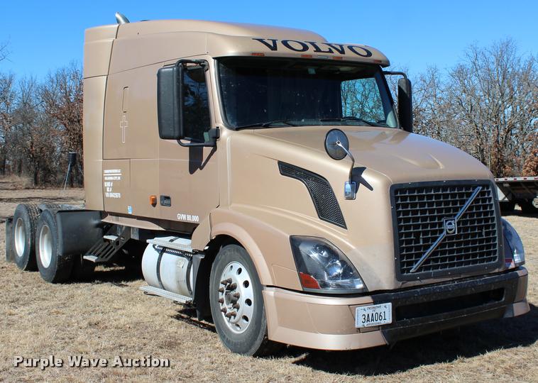 image for item L3021 2006 Volvo VNL semi truck