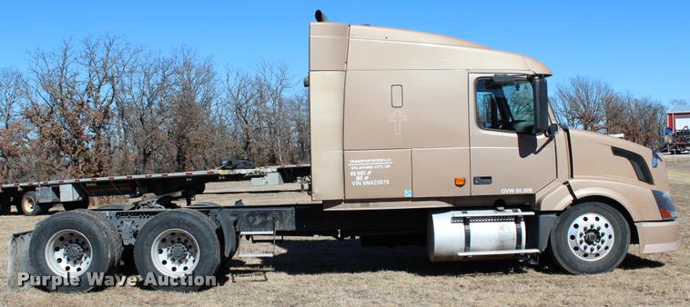 image for item L3021 2006 Volvo VNL semi truck