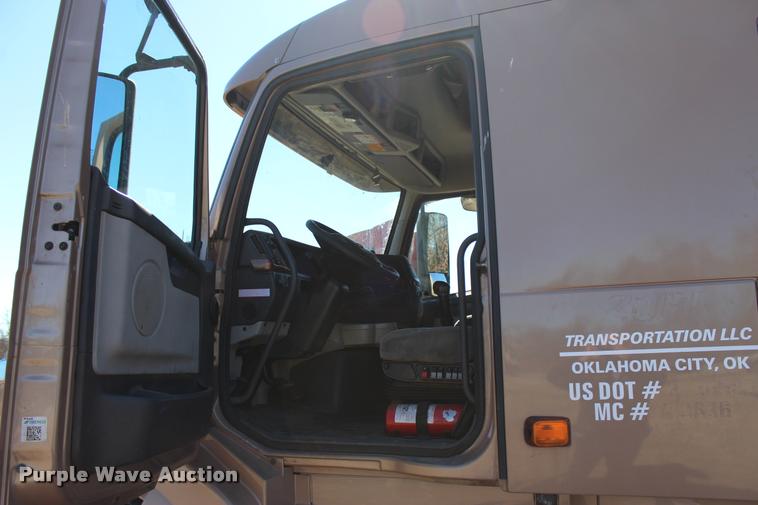 image for item L3021 2006 Volvo VNL semi truck