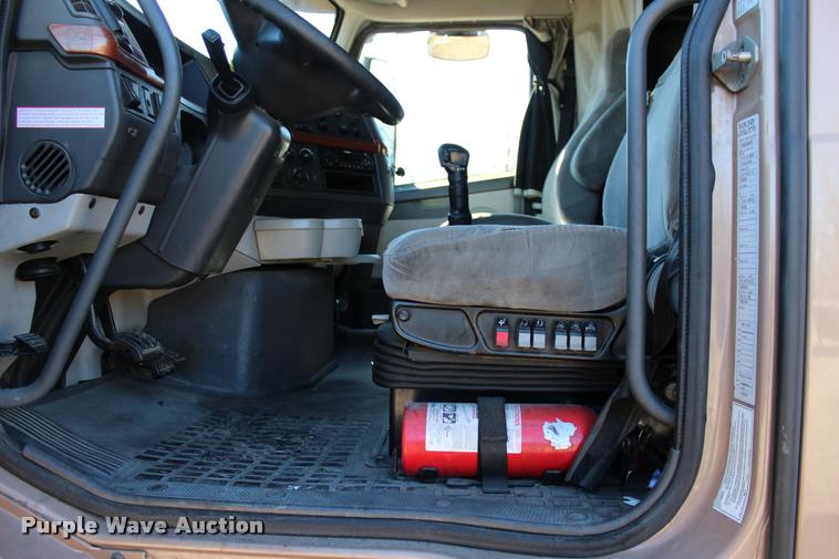 image for item L3021 2006 Volvo VNL semi truck