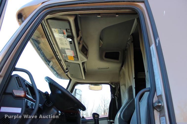 image for item L3021 2006 Volvo VNL semi truck