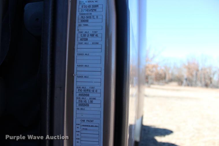 image for item L3021 2006 Volvo VNL semi truck