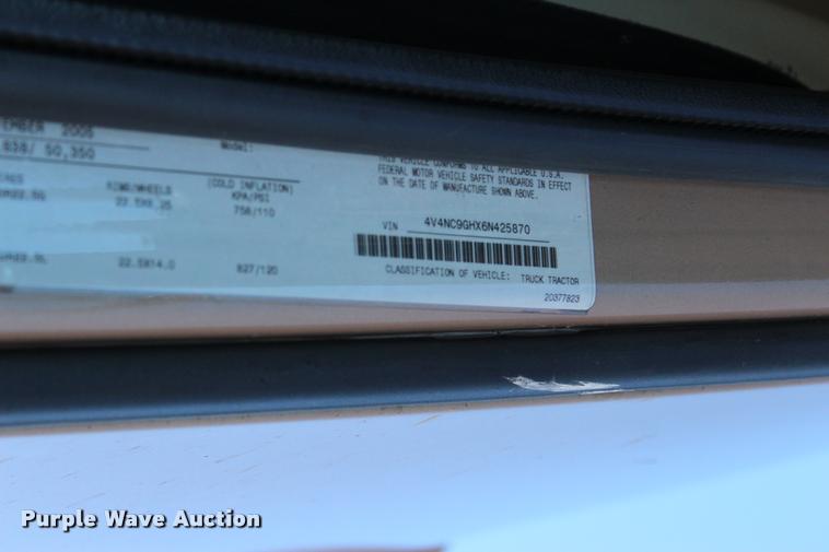 image for item L3021 2006 Volvo VNL semi truck