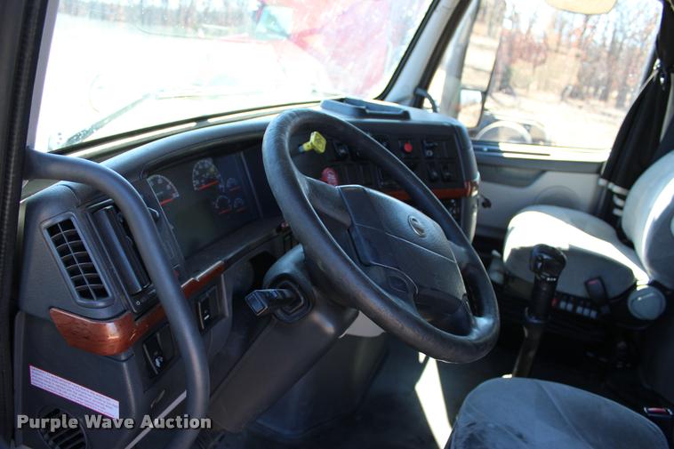 image for item L3021 2006 Volvo VNL semi truck