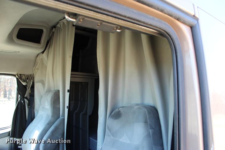 image for item L3021 2006 Volvo VNL semi truck