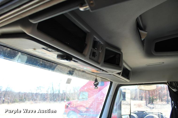 image for item L3021 2006 Volvo VNL semi truck