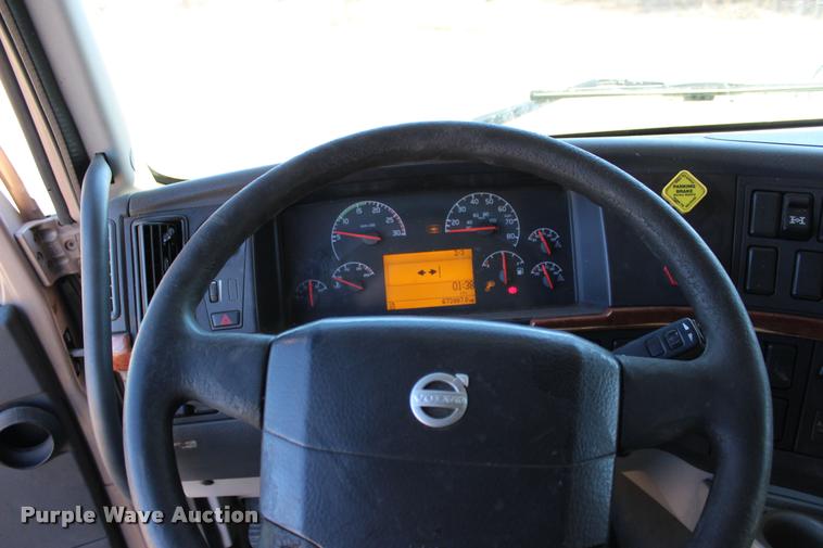 image for item L3021 2006 Volvo VNL semi truck