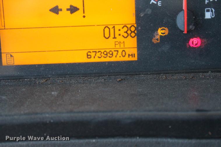 image for item L3021 2006 Volvo VNL semi truck