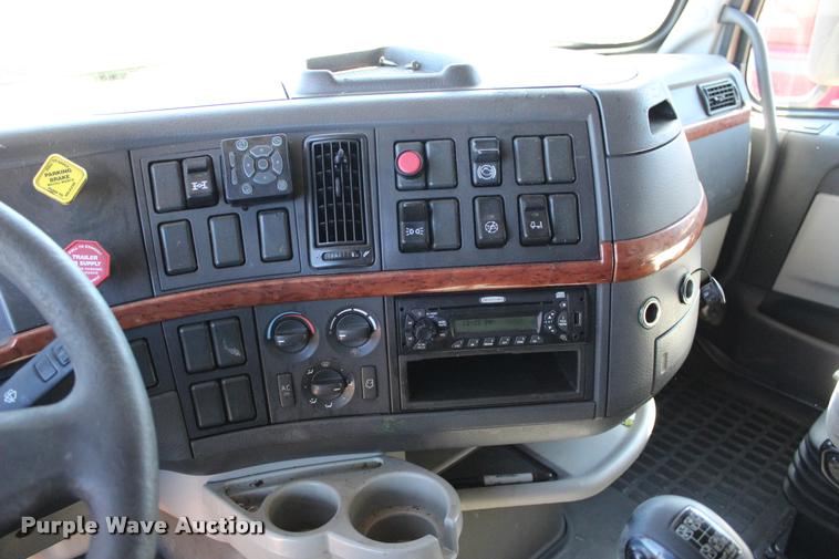 image for item L3021 2006 Volvo VNL semi truck