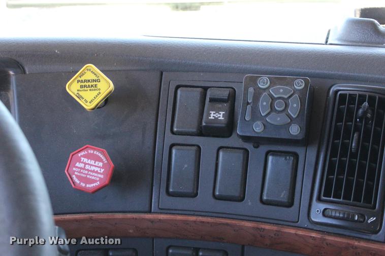 image for item L3021 2006 Volvo VNL semi truck