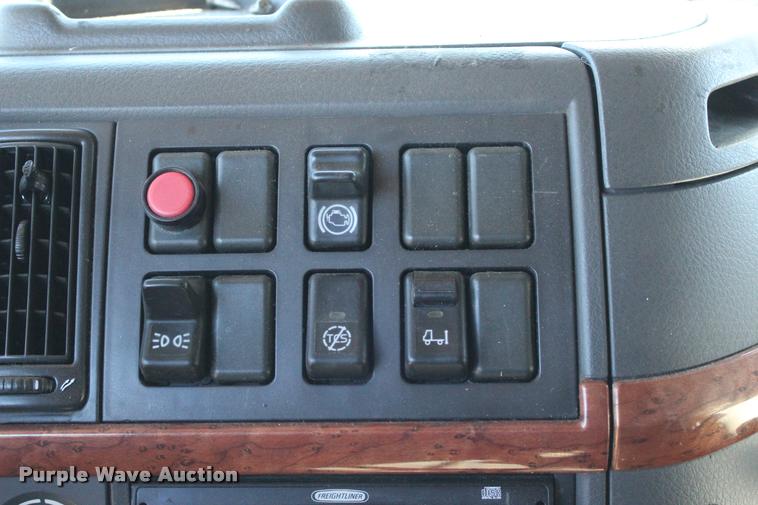 image for item L3021 2006 Volvo VNL semi truck