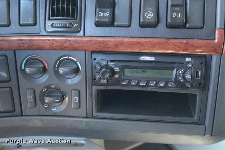 image for item L3021 2006 Volvo VNL semi truck